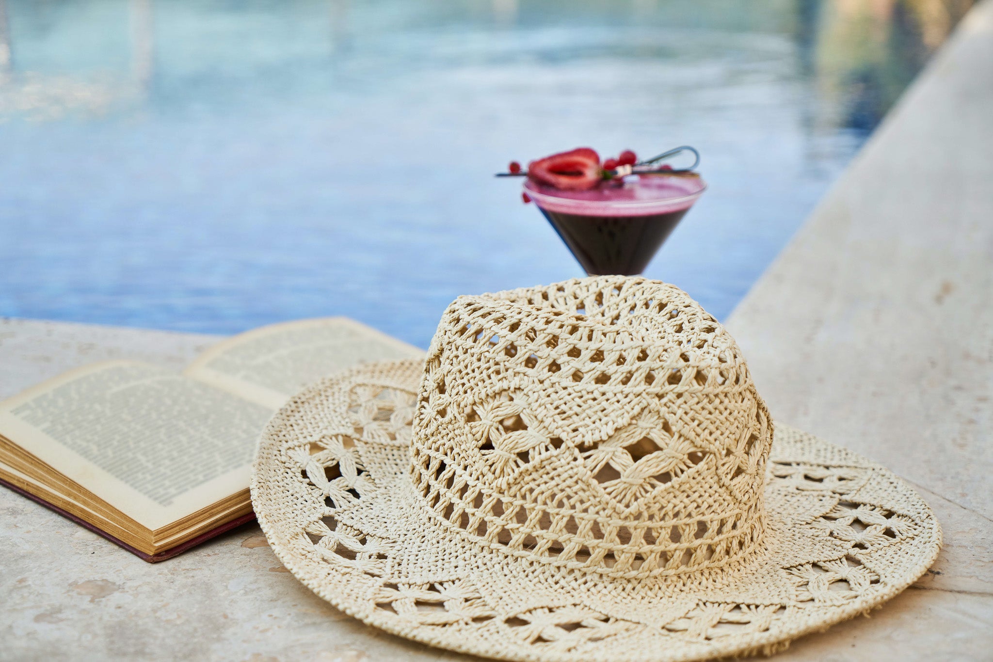 Das perfekte Raumklima im Sommer zu schaffen ist nicht immer eine leichte Aufgabe. Mit diesen 5 Tipps kannst du schnell für kühlere Temperaturen in deinen vier Wänden sorgen.